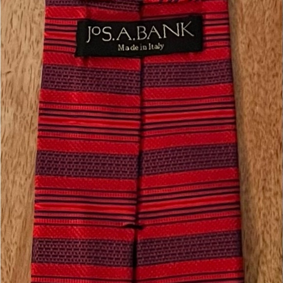 JOSEPH A. BANK MEN’S RED, & NAVY BLUE 100% SILK NECKTIE/PRE-OWNED/FASHIONABLE!! - Picture 2 of 2
